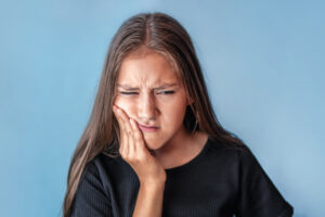 Prairie Village, KS, dentist offers treatments for injured tooth 